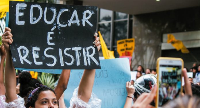 Manifestantes vão às ruas em mais de 200 cidades; estima-se que só no Rio 200 mil pessoas se reuniram na Candelária_Douglas Lopes