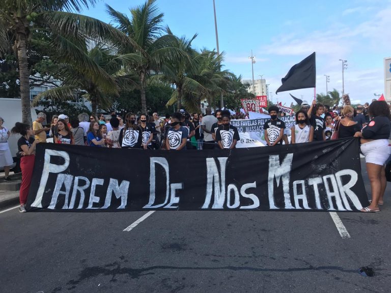 Manifestação contra a violência policial pede paz para as favelas do Rio