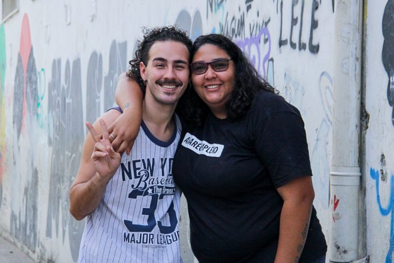 Toda forma de amor: fotógrafos retratam casais LGBT’s na Maré