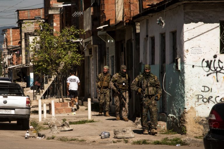 Maré inicia a semana com Operação Policial da PM