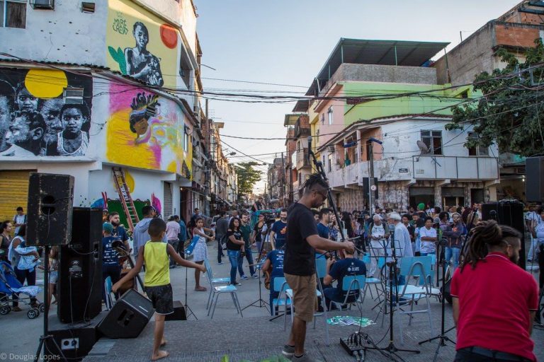 Ato na Maré reúne moradores e organizações locais pelo Fim da Violência na Maré