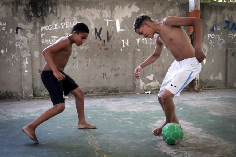 Alegria em ser criança favelada