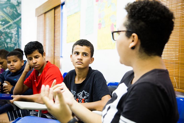 Instituições se unem para levar informações sobre saúde e cuidados a jovens da Maré