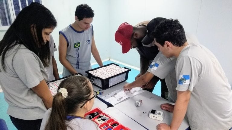 Estudantes da Maré participam pela primeira vez de competição internacional de exploração científica entre crianças e jovens de 9 a 16 anos
