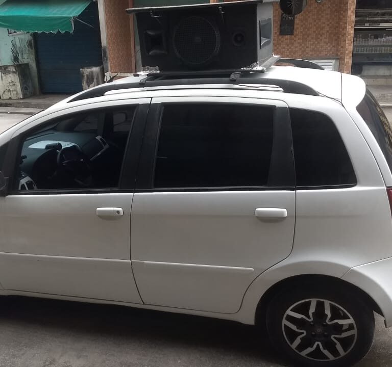 Alô, dona de casa! O carro de som chegou!