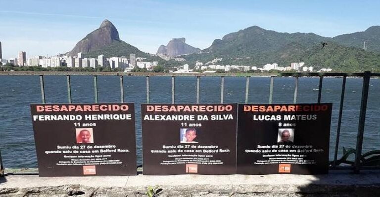 Rio de Paz coloca placa com fotos de crianças desaparecidas em Belford Roxo na Lagoa