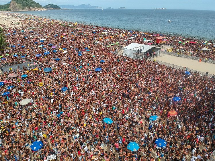  Carnaval em julho? Governo do Rio aprova projeto da Alerj