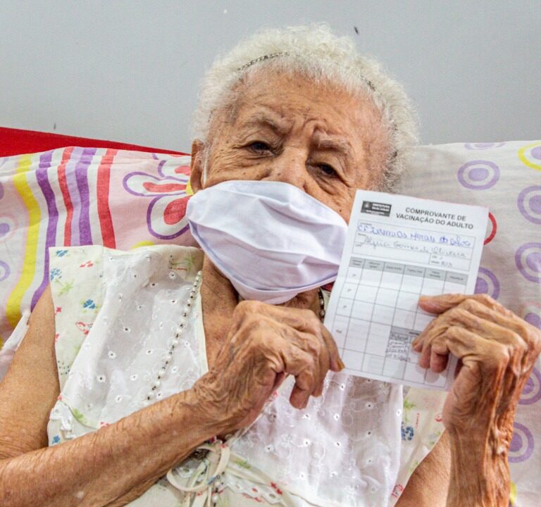 Moradora da Maré de 103 anos é a primeira idosa vacinada contra a covid-19 do território