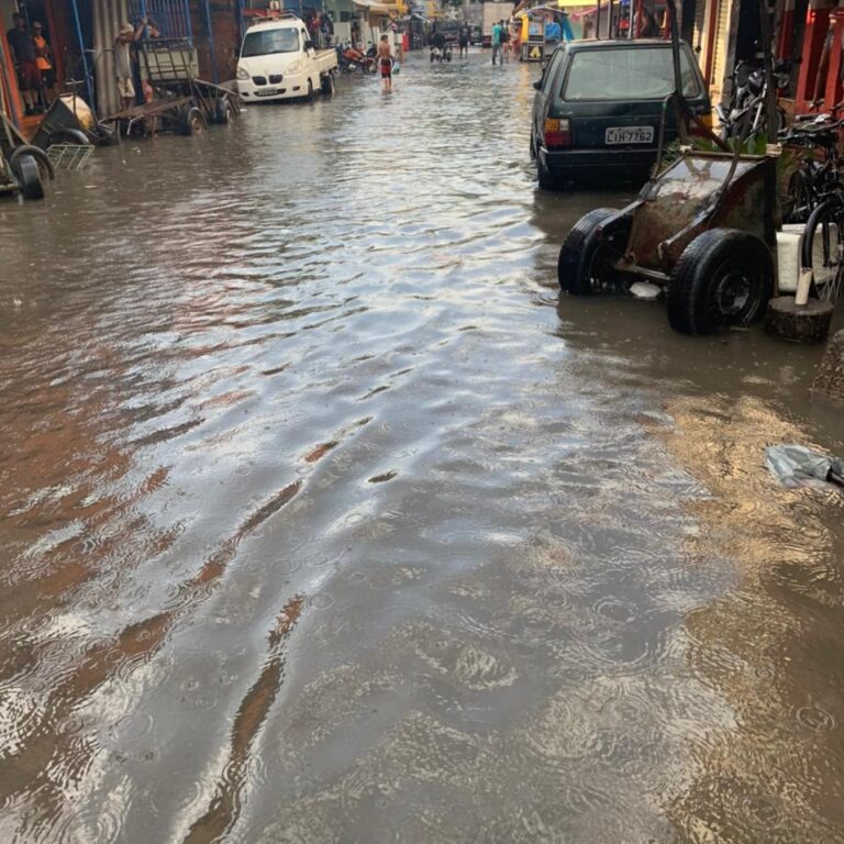 Tarde de chuva e alagamento na Maré