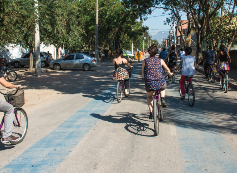 Sem ciclovias, ciclistas procuram outros locais para andar de bike na Maré