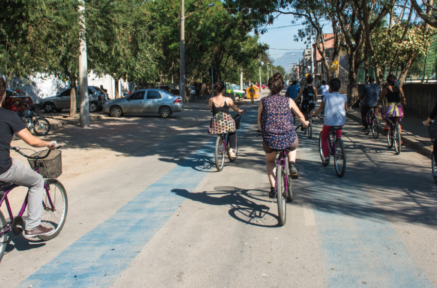 Sem ciclovias, ciclistas procuram outros locais para andar de bike na Maré