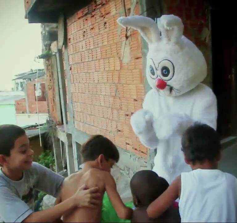 Moradores da Maré mobilizam campanhas para levar chocolates para crianças