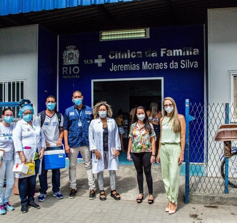 ‘É dia 1ª de abril, dia da mentira’, mas a vacinação na Maré é de verdade