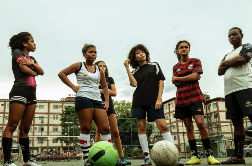  Projeto social na favela Salsa e Merengue introduz jovens ao futebol feminino