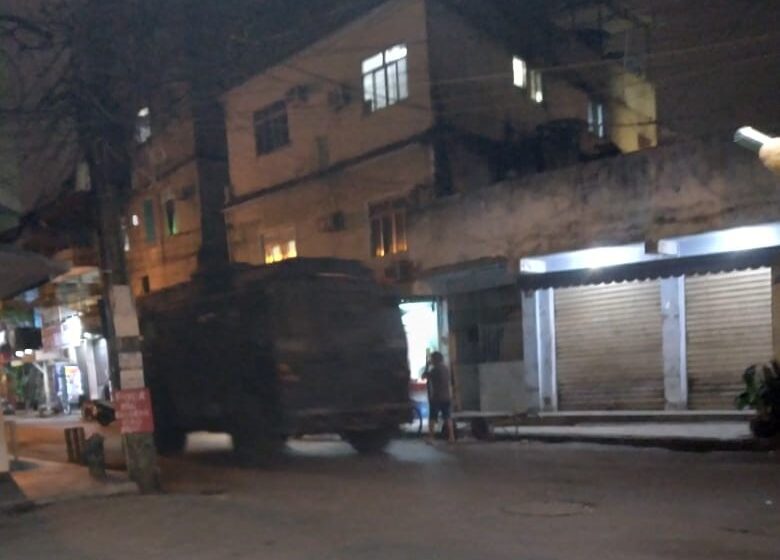  Operação policial na Maré avança durante a noite, em meio a decisão do STF que restringe ação militar