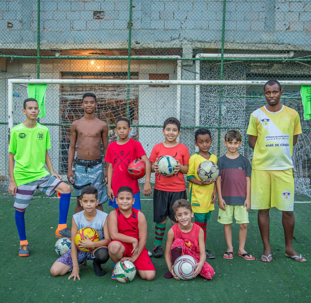 Treinamento futsal de futebol para crianças. Jovem jogador de