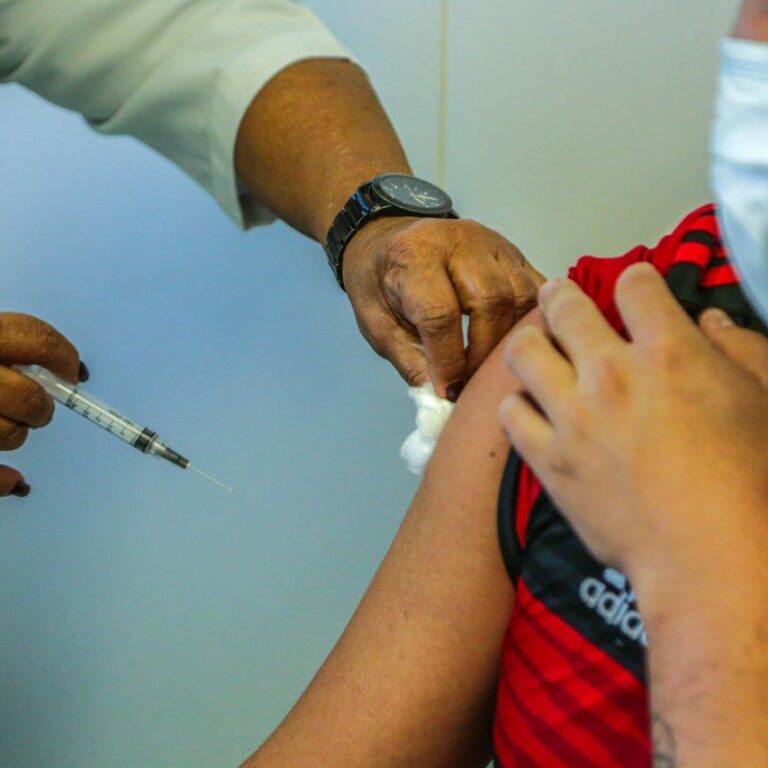 Vacinação para adolescentes e aplicação da 2ª dose de CoronaVac continuam suspensas nesta sexta-feira