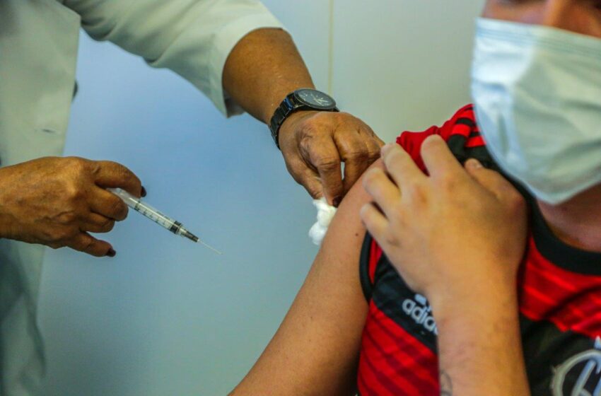 Vacinação para adolescentes e aplicação da 2ª dose de CoronaVac continuam suspensas nesta sexta-feira