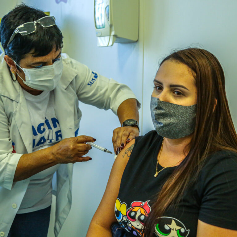 Rio reduz intervalo de vacina da Pfizer