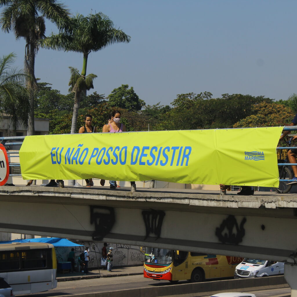 Faixa colocada em passarela da Avenida Brasil para divulgar o Rema Maré | Foto: Divulgação