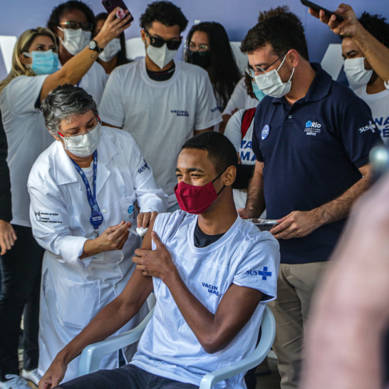 Maré recebe vacinação em massa