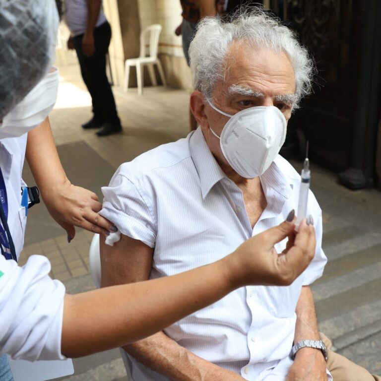 Saúde antecipa dose de reforço para idosos com 60 anos ou mais que tomaram a segunda dose até 28 de fevereiro