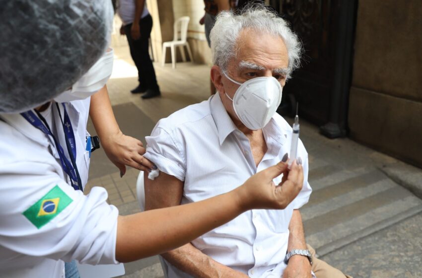 Saúde antecipa dose de reforço para idosos com 60 anos ou mais que tomaram a segunda dose até 28 de fevereiro