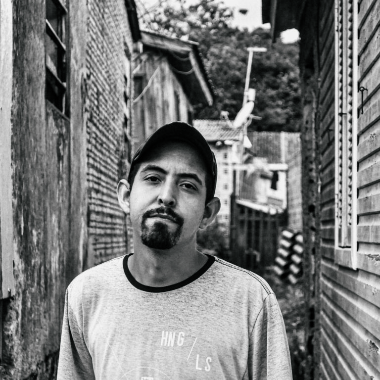 A nova literatura brasileira é das favelas e periferias; conheça escritor José Falero