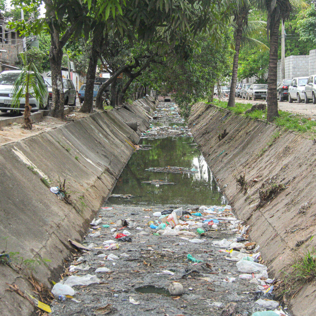 Os problemas de saneamento básico afetam diretamente o dia a dia dos moradores das 16 favelas da Maré | Foto: Matheus Affonso