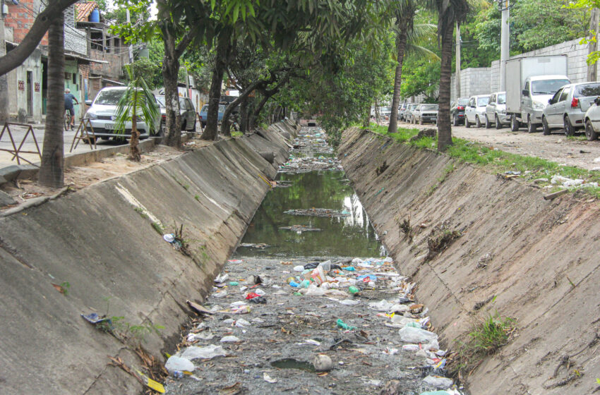Os problemas de saneamento básico afetam diretamente o dia a dia dos moradores das 16 favelas da Maré | Foto: Matheus Affonso