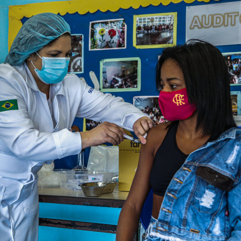 Testes e vacinas – a luta da Maré contra a covid-19