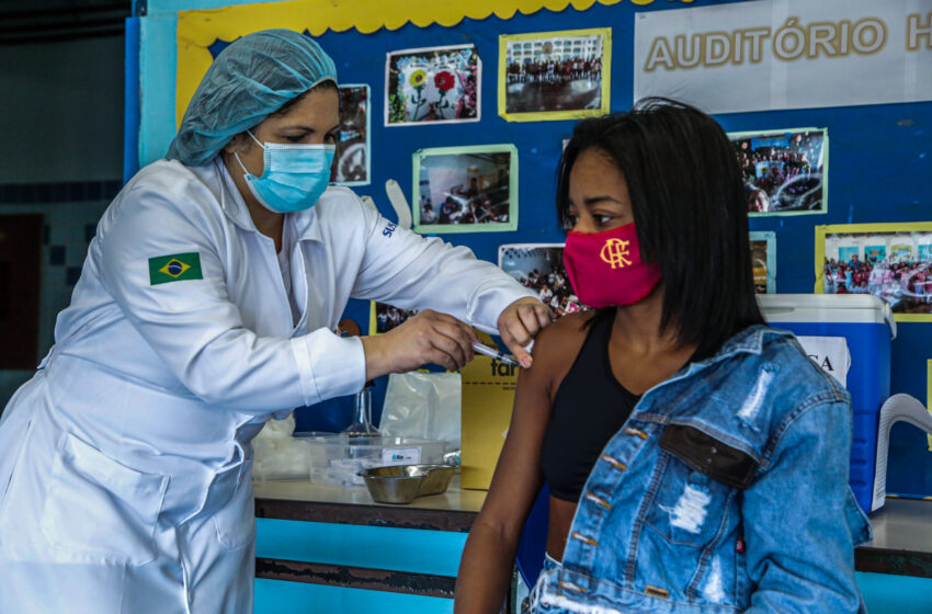 Testes e vacinas – a luta da Maré contra a covid-19