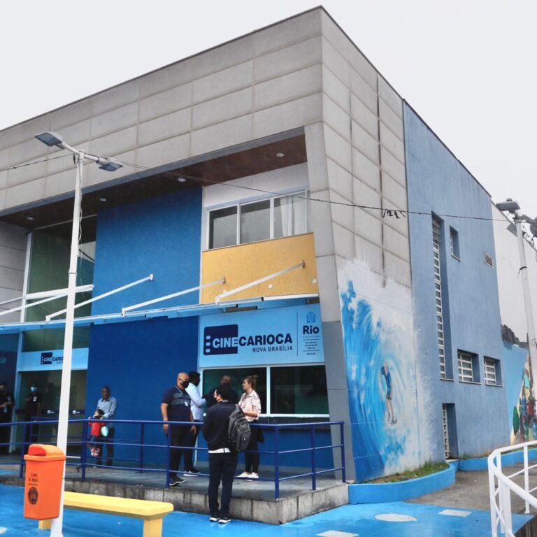 Prefeitura reinaugura CineCarioca Nova Brasília, primeiro cinema instalado em comunidade no Rio