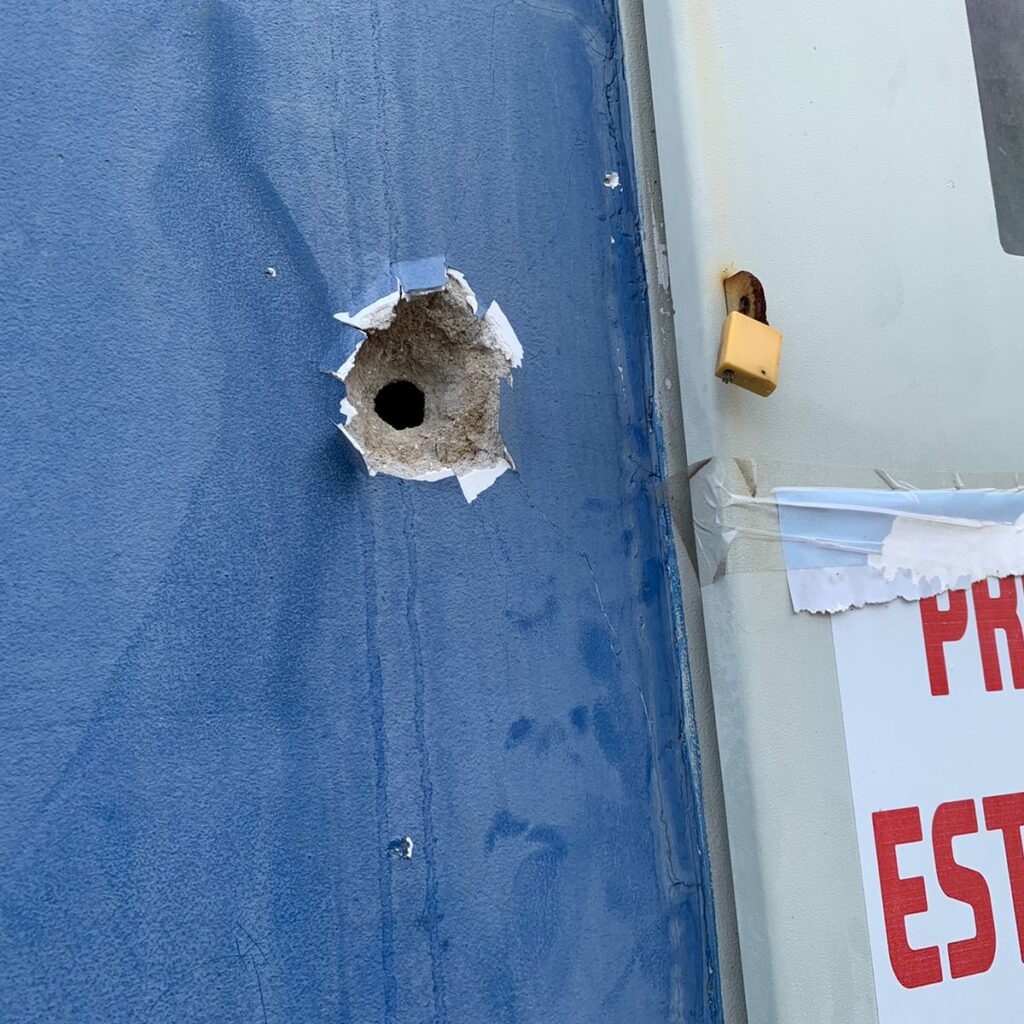 Perfuração de tiro na parede de um estacionamento na rua das escolas | Foto: Redes da Maré