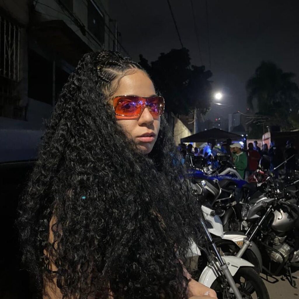 Fernanda Souza é conhecida nas redes sociais como "Corre Rua" e escreve matérias para a Kondzilla, uma das maiores produtoras de funk do Brasil | Foto: Arquivo pessoal