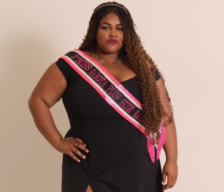 Modelo Fanny mostra todo o charme da mulher plus size na passarela