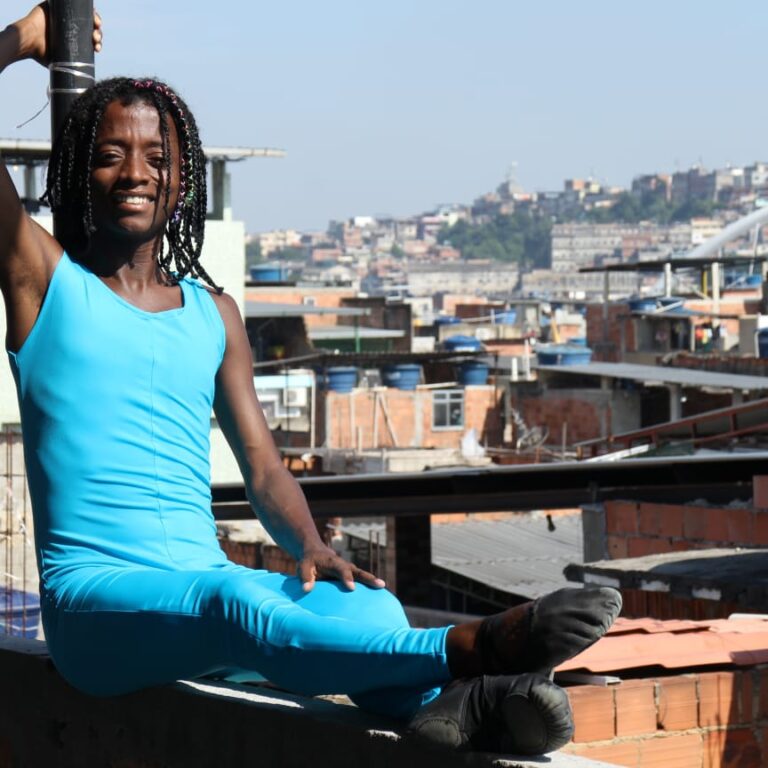 Bailarino mareense conquista palcos e inspira novas gerações