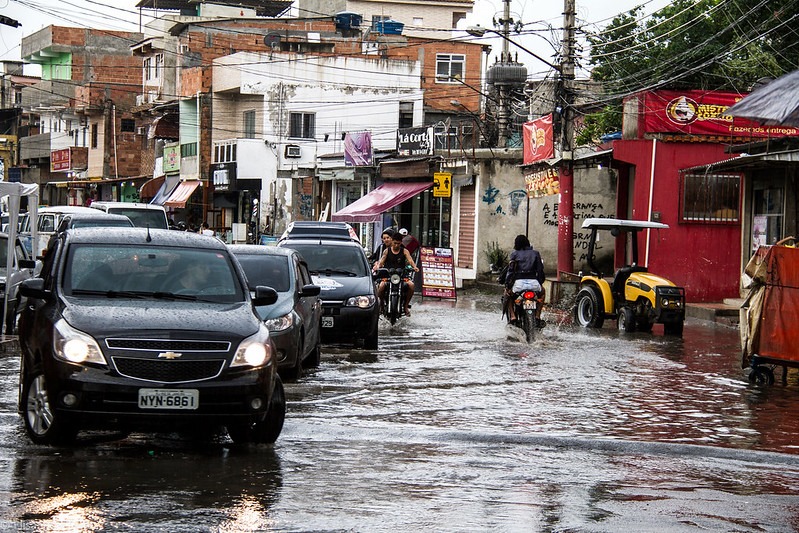 Bolsões de água da chuva se formaram pelas ruas da Maré | Foto: Elisângela Leite