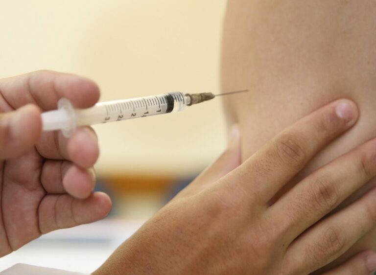 Município recebe 100 mil doses e retoma campanha de vacinação contra a gripe nesta sexta-feira