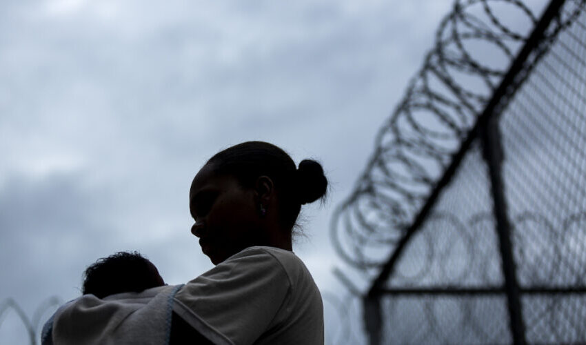  Mais de 40% das mulheres condenadas com direito à prisão domiciliar continuaram presas