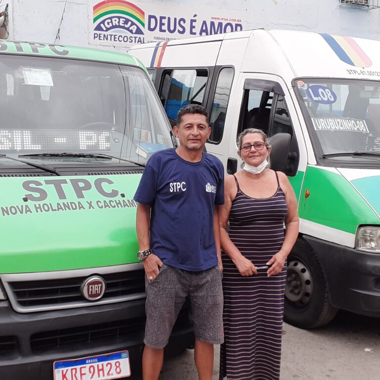 Vans e kombis são solução diária para passageiros que vivem na Maré