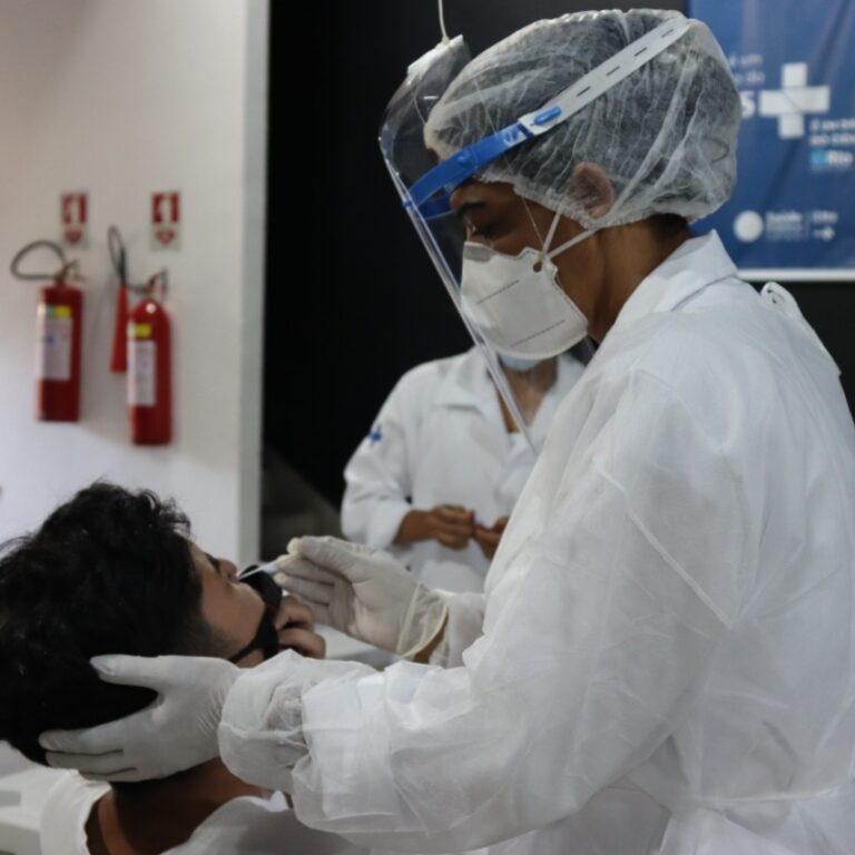 Ômicron avança e vacinação reduz a força do vírus no RJ