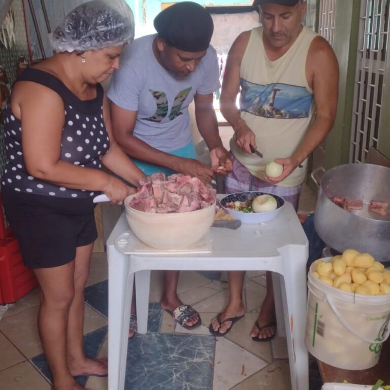 Mobilização da Maré realiza sopão e coleta de roupas e calçados