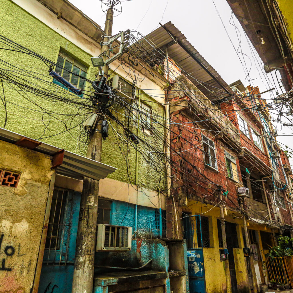 Emaranhado de fios se transformou em algo normal pelas ruas das favelas da Maré, o que aumenta a chance de fogo na fiação