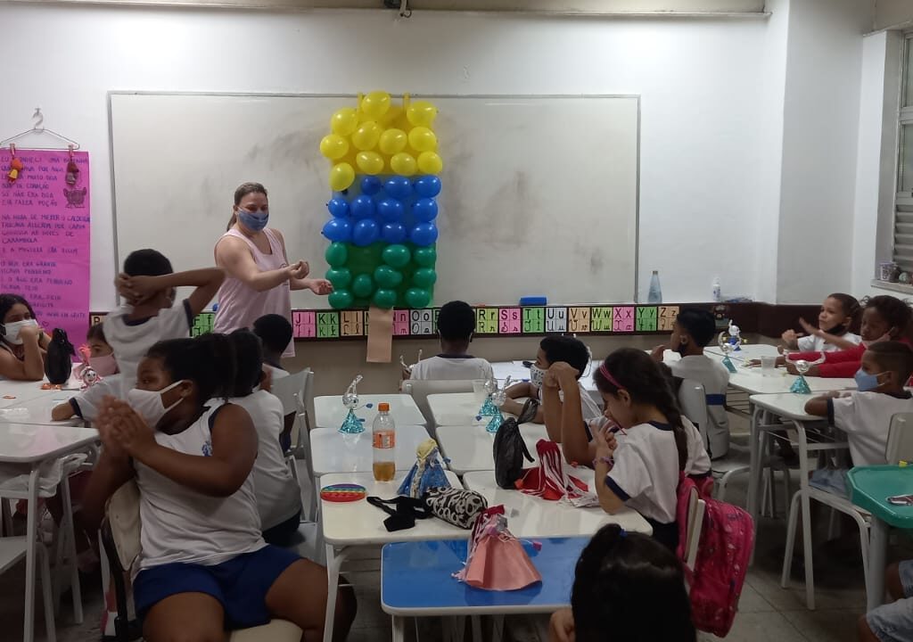 Professora Simone Werneck durante atividade em sala de aula na Escola Municipal Professor Paulo Freire, na Vila dos Pinheiros | Foto: Arquivo pessoal