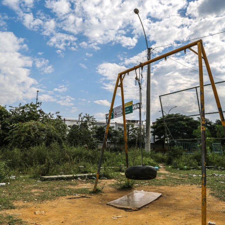 Maré sofre com descaso para praças e espaços públicos