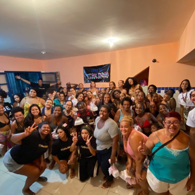 Roda de conversa sobre pobreza menstrual com mulheres do projeto Crias do Tijolinho