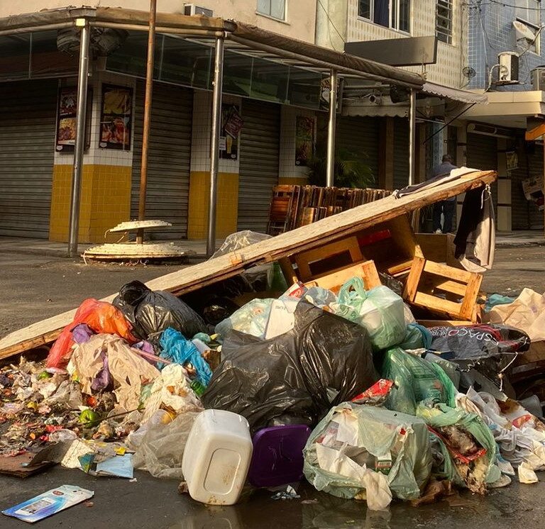 Apesar da greve dos garis, funcionários das associações de moradores da Maré realizam coleta de lixo