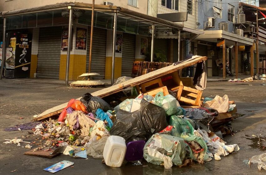  Apesar da greve dos garis, funcionários das associações de moradores da Maré realizam coleta de lixo
