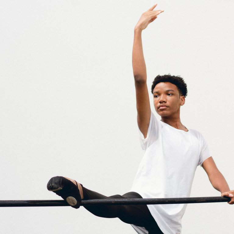 Aluno da Escola Livre de Dança da Maré é aprovado para Escola de Ballet do Teatro Municipal